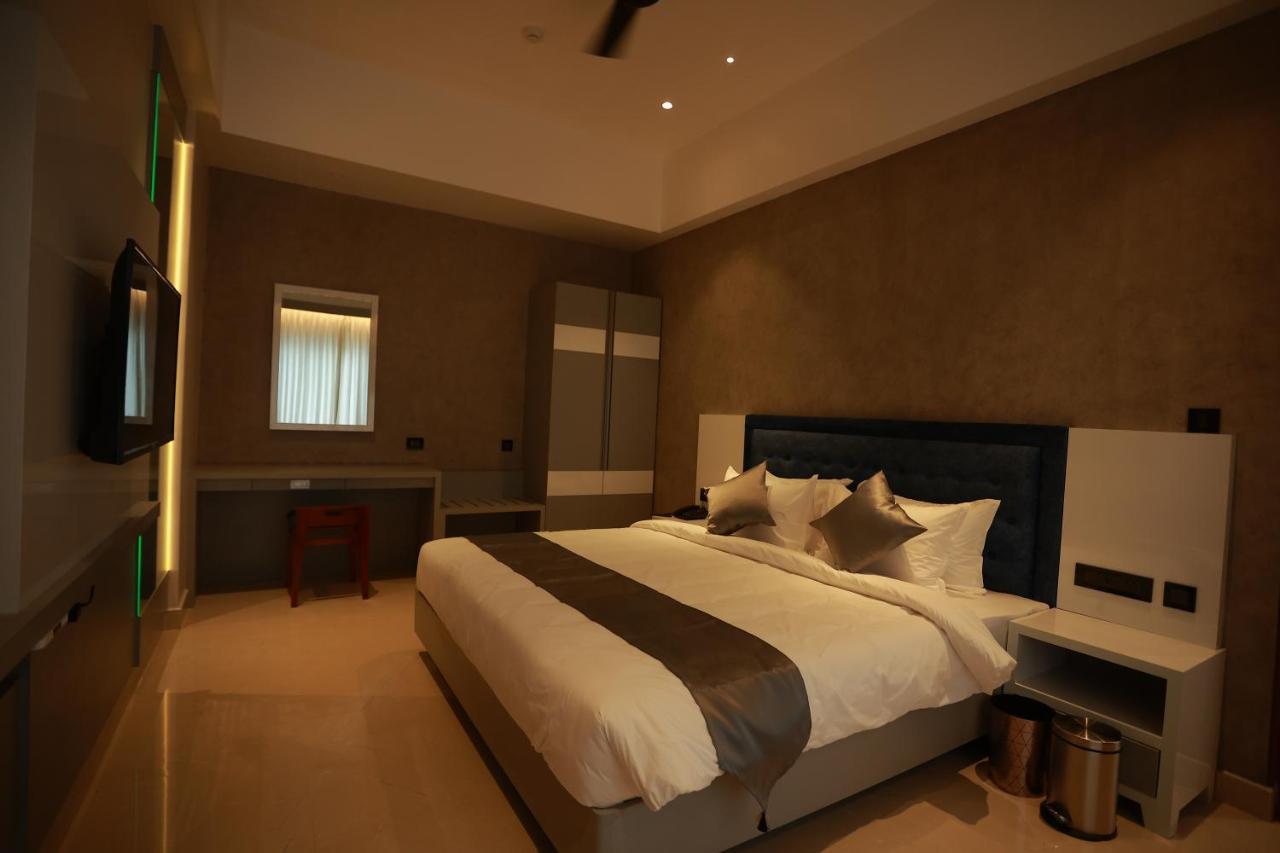 The Gold Hotel Palakkad Εξωτερικό φωτογραφία